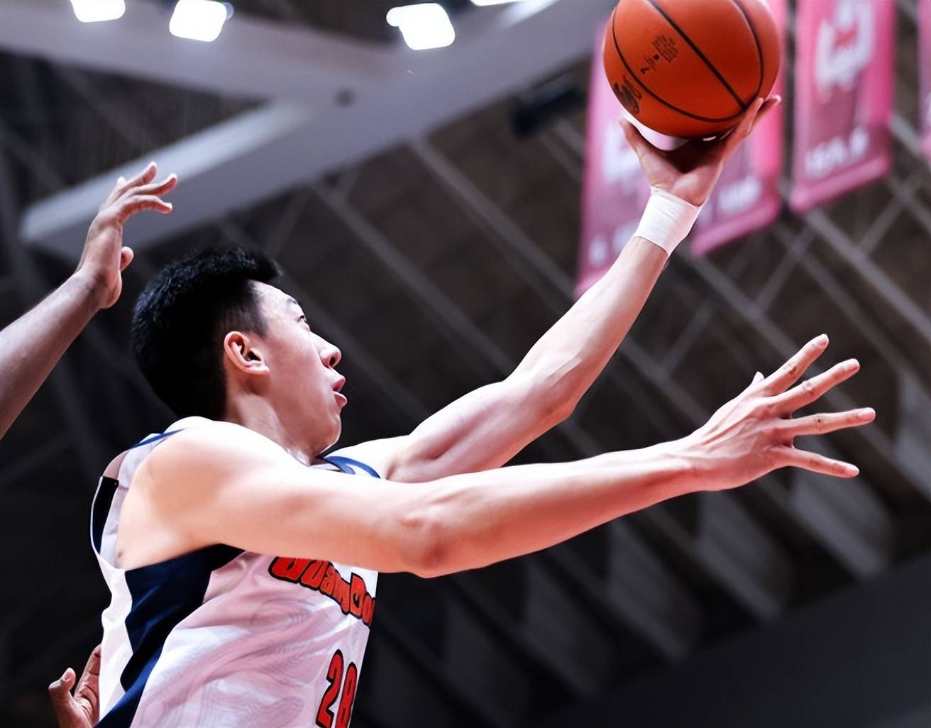 关于山东男篮集结日内部沟通集结日山东男篮调整名单以备NBA常规赛，现场解说直呼：广州队绝杀压哨备战CBA常规赛的信息